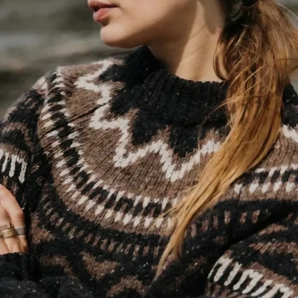 Elegant Brown Patterned Turtleneck Sweater - Picture 2 of 6